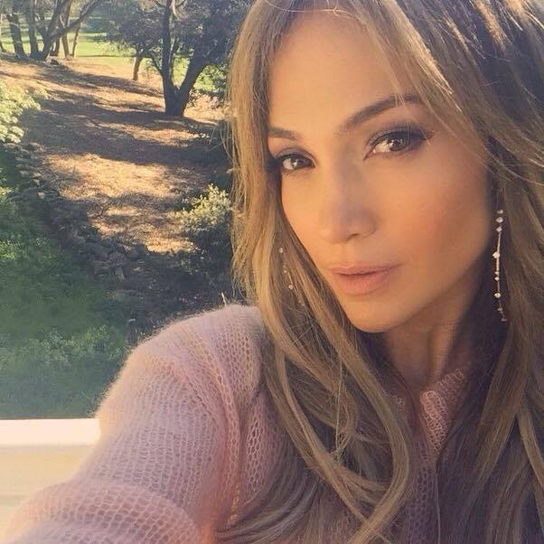 El vestido de moda: JLO usa diseño similar al que lució Marcela Vacarezza en gala de Viña