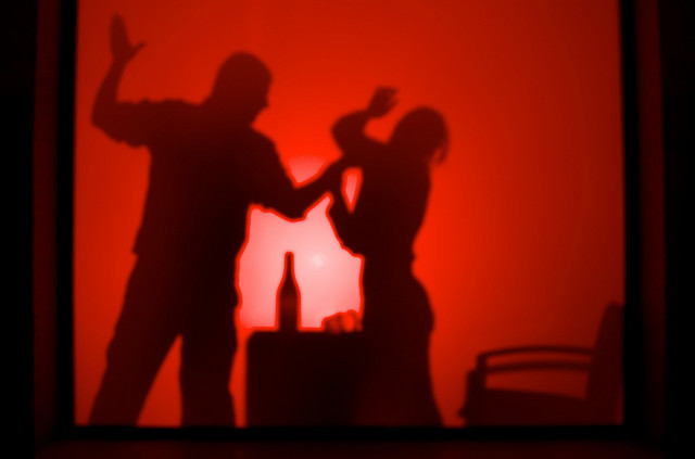 India: Mujer se quita de encima a hombre que la acosó sin descaro