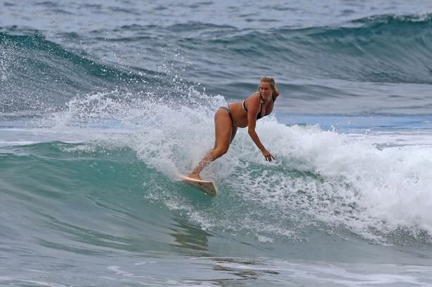 La valiente joven que surfea con 6 meses de embarazo y un brazo menos en EEUU