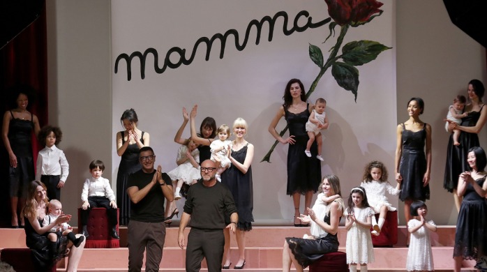 Firma italiana sorprendió con modelos embarazadas y junto a sus hijos en la pasarela