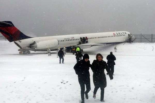 Avión de Delta Airlines se sale de la pista al intentar aterrizar en Nueva York