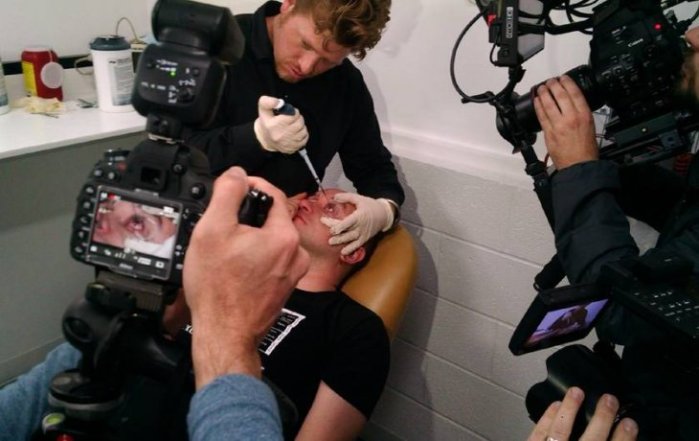 ¡Sorprendente!: Este hombre puede ver en la oscuridad gracias a inyección