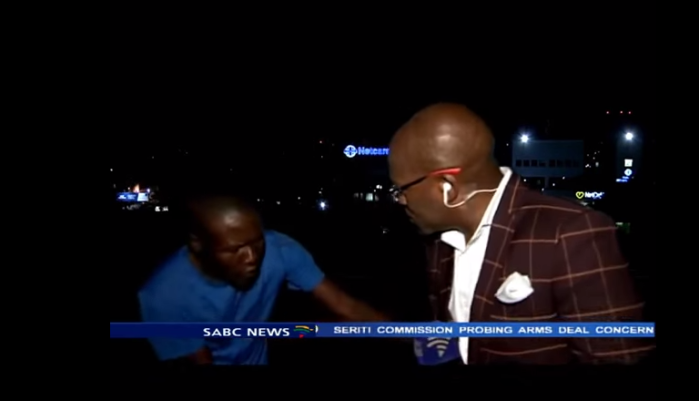 Asaltantes roban a reportero antes de salir al aire en Johannesburgo: quedaron grabados