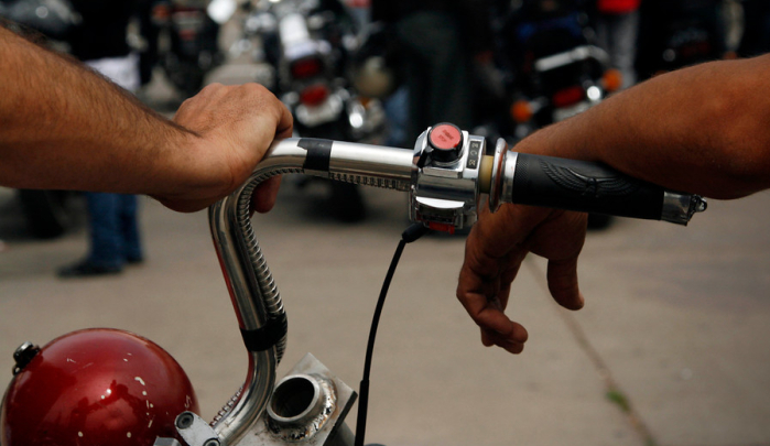 Foto de pareja teniendo sexo sobre moto en movimiento es furor en la web