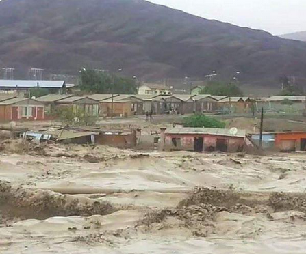 Desborde de río El Salado arrasa con casas: hay gente aislada sobre los techos