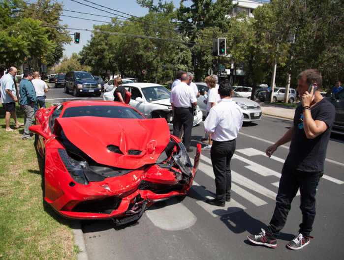 Fail santiaguino: Cliente salió a probar un Ferrari y lo colisionó al rato