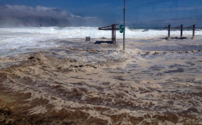 Fuertes marejadas entre Arica y Antofagasta obligan a cerrar puertos