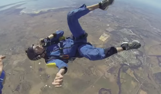 Escalofriante: joven paracaidista sufre ataque epiléptico a 8 mil pies de altura