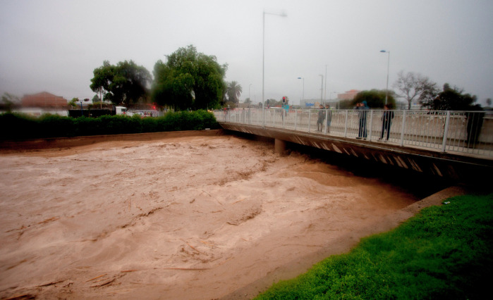 Imprudente: Sujeto se lanza a desborde del río Copiapó