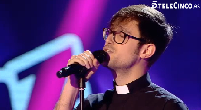 Sacerdote español sorprende con emotiva audición en programa de talentos