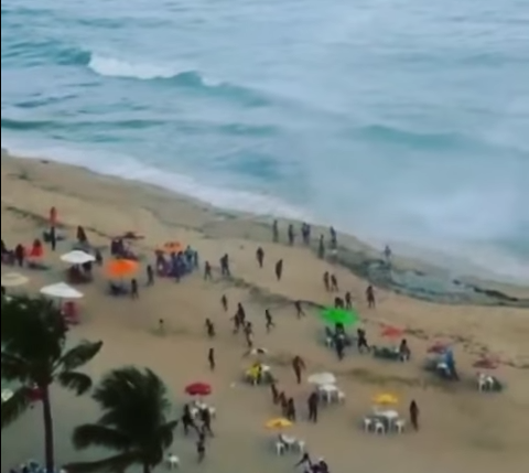 Sorpresiva tromba marina espantó a bañistas en playa de Brasil