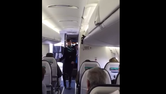El baile de una azafata que supera los 4 millones de visitas en YouTube
