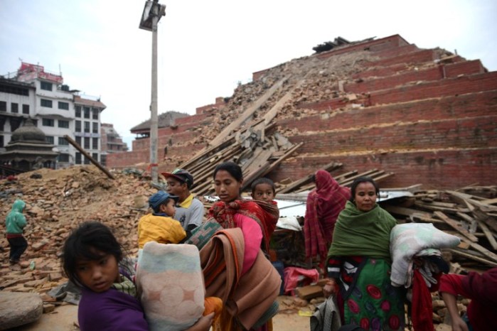 Aumenta número de muertos por terremoto en Nepal: Ya son más de 2 mil