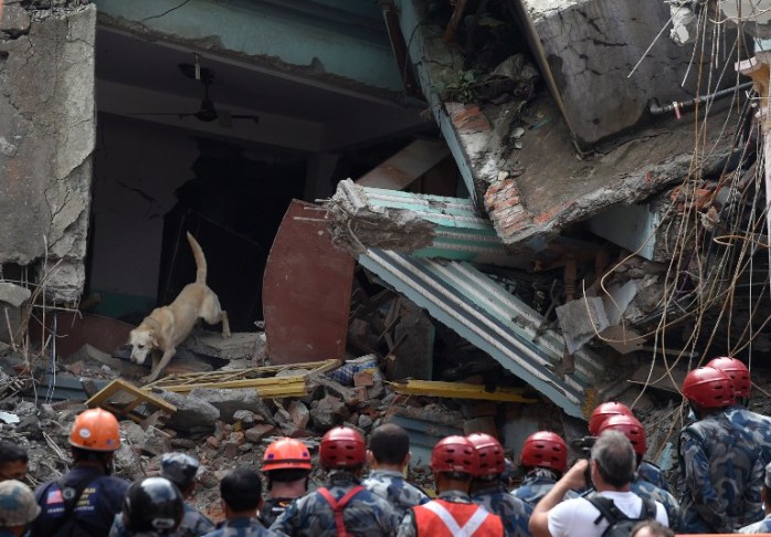 Encuentran vivo bajo los escombros a adolescente tras terremoto en Nepal