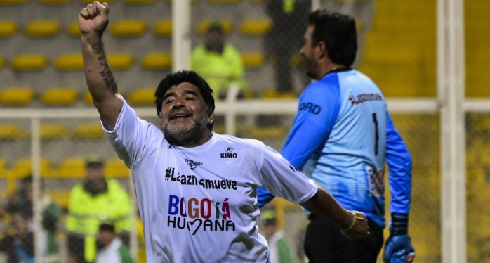 De esta forma Maradona se disculpó con niño que empujó en Colombia