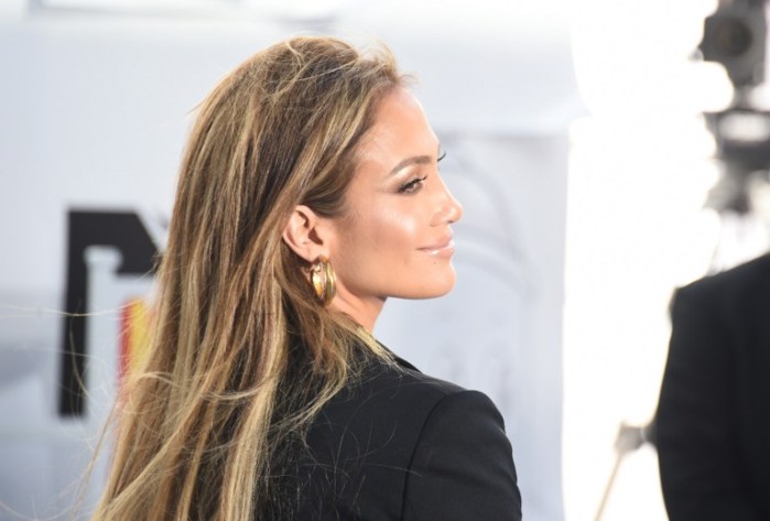 Jennifer Lopez arrasa en los MTV Movie Awards con escotado atuendo