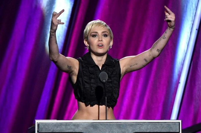 Miley Cyrus arrasa en Salón de la Fama llegando en topless y sin depilar