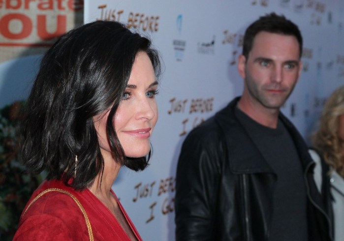 ¿50 años, dónde?: Popular actriz de “Friends” arrasó con enorme escote en estreno de film