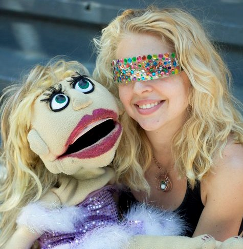 April con uno de sus muñecos