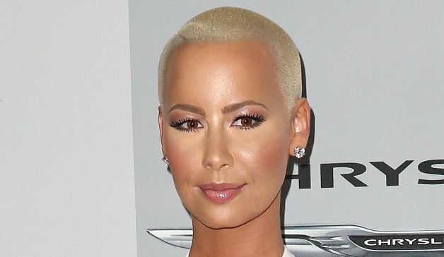 Sin sostén y desinhibida: El pronunciado escote de famosa modelo americana