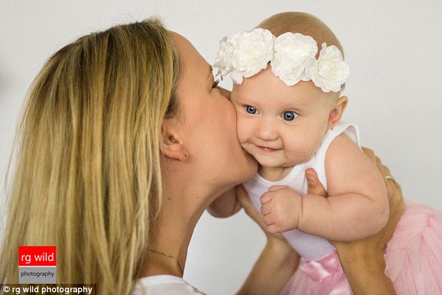 La cruel carta que recibió una madre por hablar demasiado de su bebé: Así reaccionó