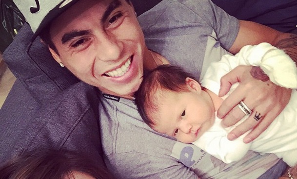 Eduardo Vargas compartió la primera selfie “tomada” por su guagua