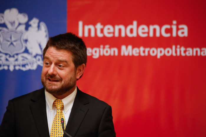 Claudio Orrego es criticado por desubicada foto: Tuvo que ofrecer disculpas