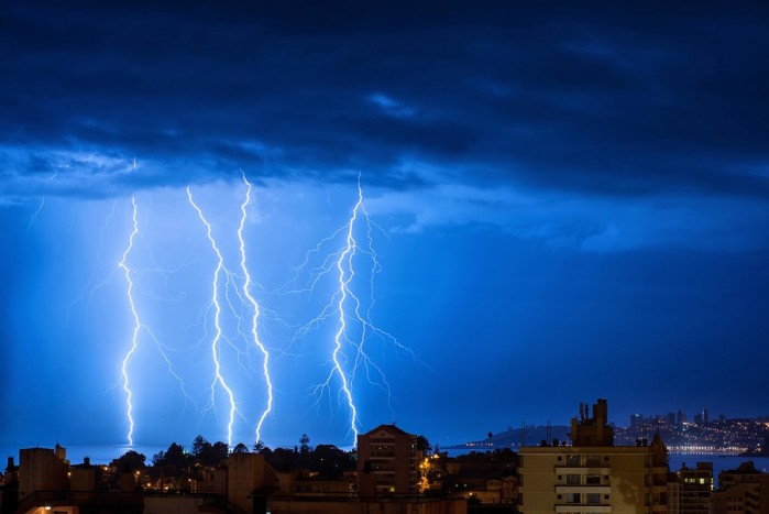 Onemi declara alerta temprana preventiva por tormentas eléctricas en Los Ríos y Los Lagos