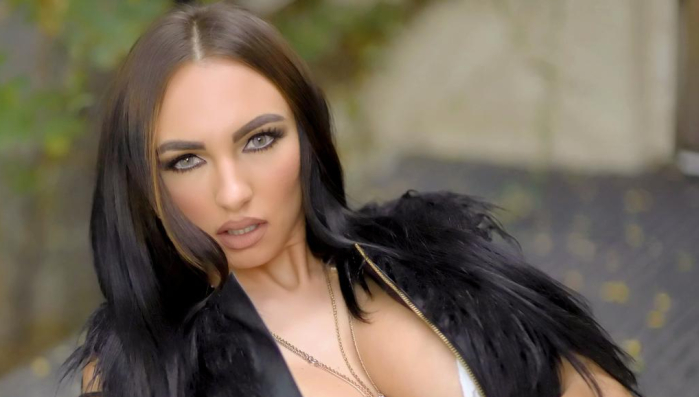 Exuberante modelo rusa posó en “traje de Eva” para prestigiosa revista