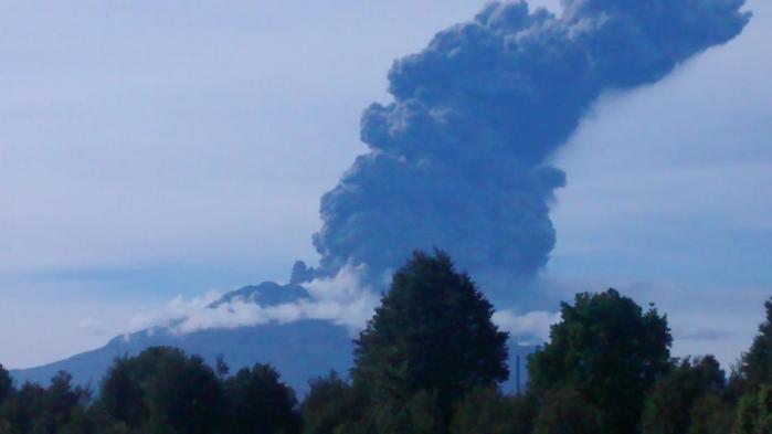 Preocupación por nuevo pulso eruptivo del Volcán Calbuco: Obliga a evacuar
