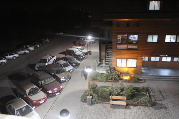 Así de oscuro despertó Pucón tras caída de cenizas por erupción de Volcán Calbuco