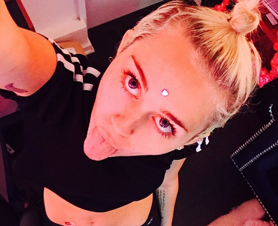 Miley Cyrus asusta a sus fans con foto de su brazo lleno de agujas: Esto se inyectó
