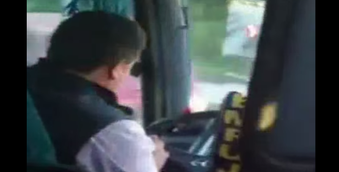 Insólito: Pillan a chofer de bus chateando mientras conducía por Chiloé