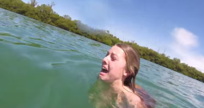 La loca reacción de joven nadadora al ser “atacada” por un tierno animalito