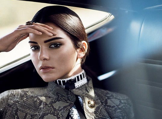 Kendall Jenner arrasa con elegante topless en popular revista masculina
