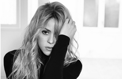 Las tiernas fotos de Shakira y su bebé animando a Piqué desde las tribunas