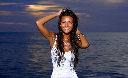 Conoce a la bella actriz inglesa que se convirtió en la mujer más sexy del mundo