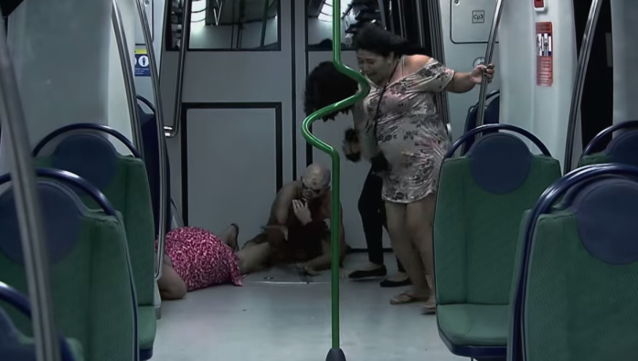 Mujer se desmaya en medio de broma de ataque zombie en metro de Brasil