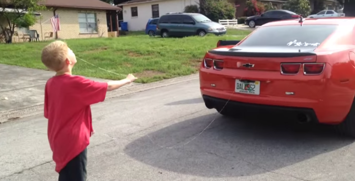 ¿Lo harías? Esto pasa cuando intentas sacar un diente a tu hijo con el auto
