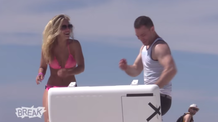 No te confíes: Esto pasa si le aceptas una cerveza a una generosa rubia