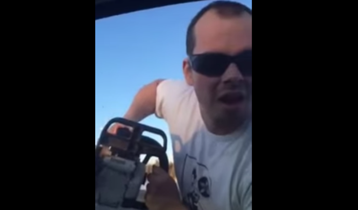 Desquiciado amenazó con una motosierra a familia con hijos en Canadá