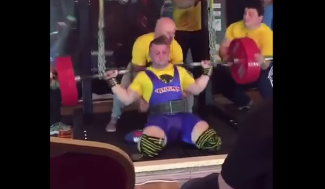 Intentaba levantar 280 kilos: Pesista irlandés sufrió desgarradora lesión