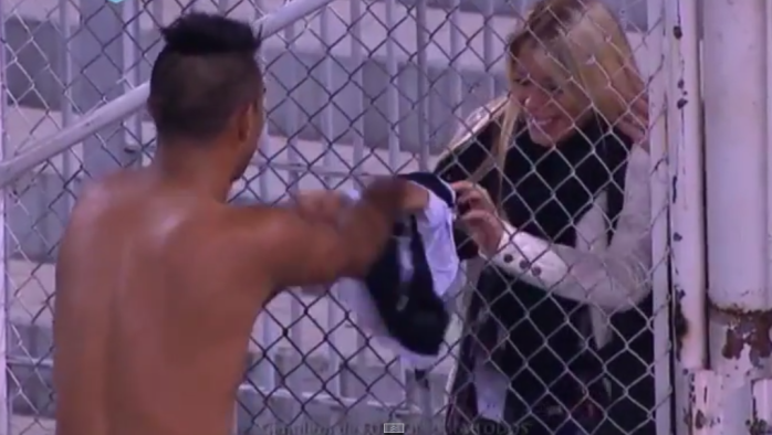 El besuqueado festejo de joven futbolista argentino en su debut goleador