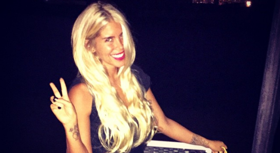 Coté López y su particular expresión facial al momento de fumar “shisha”