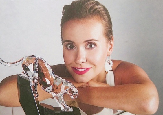 Lola Melnick vuelve a hacer gala de sus largas piernas en sensual selfie