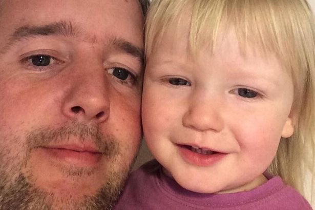 Austria: Niña de 18 meses murió luego de que su coche rodara cerca del tren