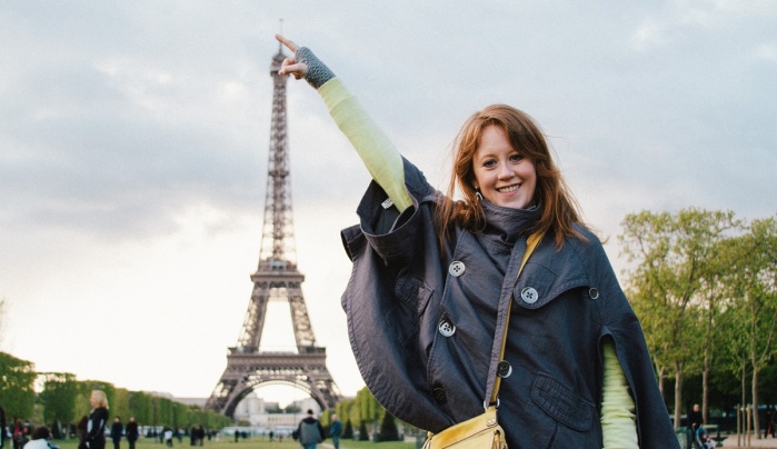 Hombre pidió que retocaran su foto con la Torre Eiffel: La cómica respuesta que desató