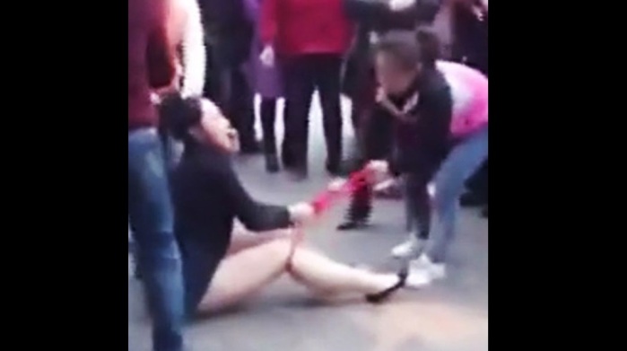 El brutal ataque a mujer china acusada de infidelidad: Acabó semi desnuda