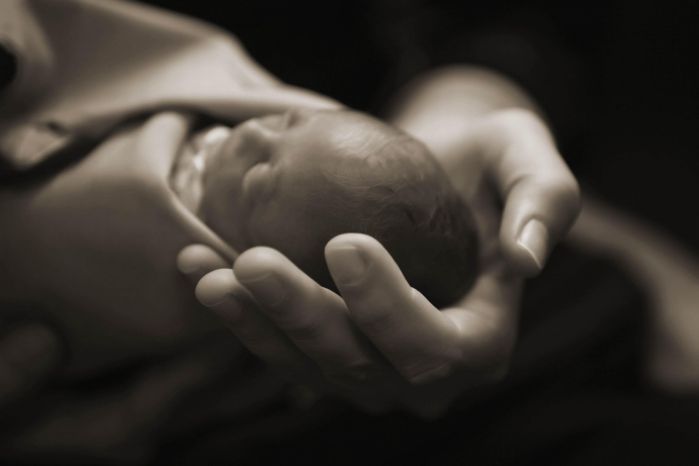 Con esta conmovedora foto una pareja despidió a su bebé que nació muerto