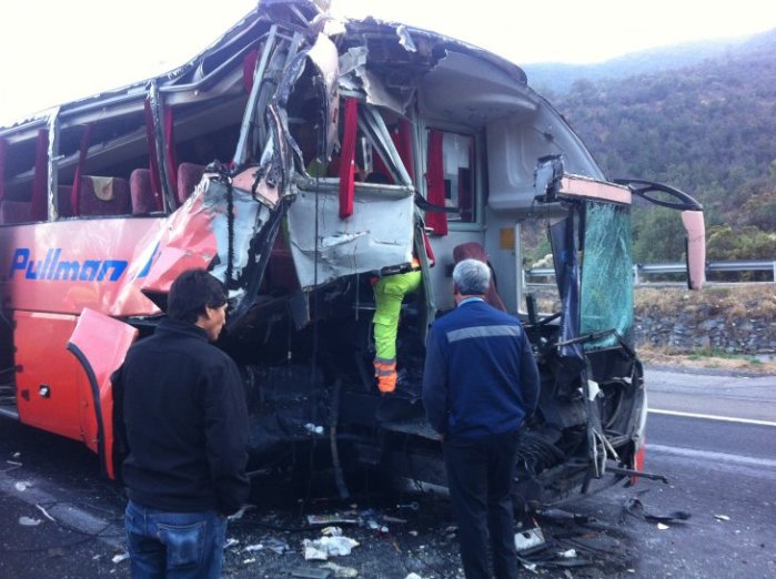 Colisión entre Pullman Bus y camión deja 25 heridos en cercanías del túnel Lo Prado